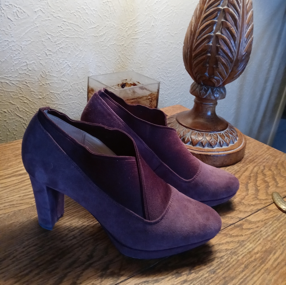 Clarks Kendra Aubergine Suede Heels sz 7